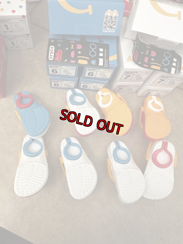 画像2: McDonald’s Crocs keychain happy set , set of 8 with box(Sealed) / マクドナルド クロックス　キーホルダー　箱入り8個セット　日本未入荷 (2)