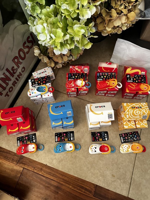 画像3: McDonald’s Crocs keychain happy set , set of 8 with box(Sealed) / マクドナルド クロックス キーホルダー 箱入り8個セット 日本未入荷 (3)