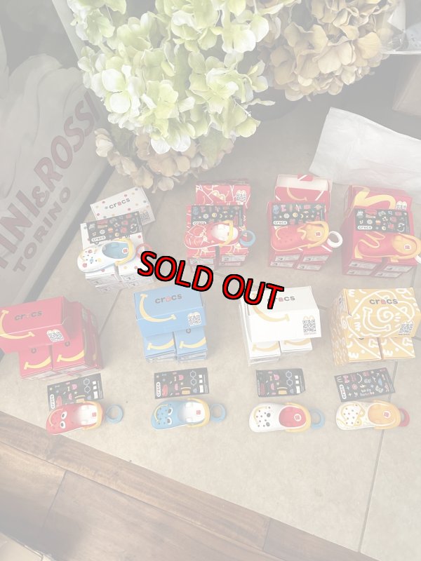 画像3: McDonald’s Crocs keychain happy set , set of 8 with box(Sealed) / マクドナルド クロックス　キーホルダー　箱入り8個セット　日本未入荷 (3)