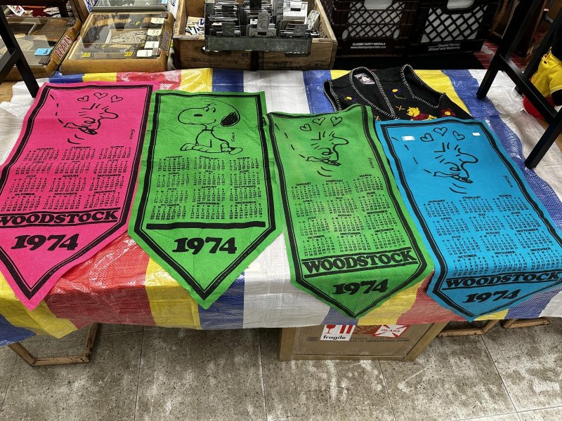 画像2: Peanuts Woodstock Pink  Felt Banner 1974  / ピーナッツ　ウッドストック　ピンク　フェルト　バナー　 (2)