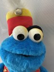 画像2: Sesame Street Cookie Monster marching band Plush Doll  1999 / クッキーモンスター　マーチングバンド　ラップ　ぬいぐるみ (2)