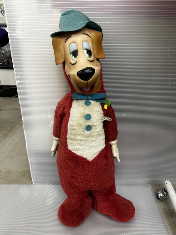画像1: Huckleberry Hound Large Knickerbocker Red Plush Doll 69cm /  ハックルベリーハウンド　大きい　ニッカーボッカー　ラバーフェイスドール (1)